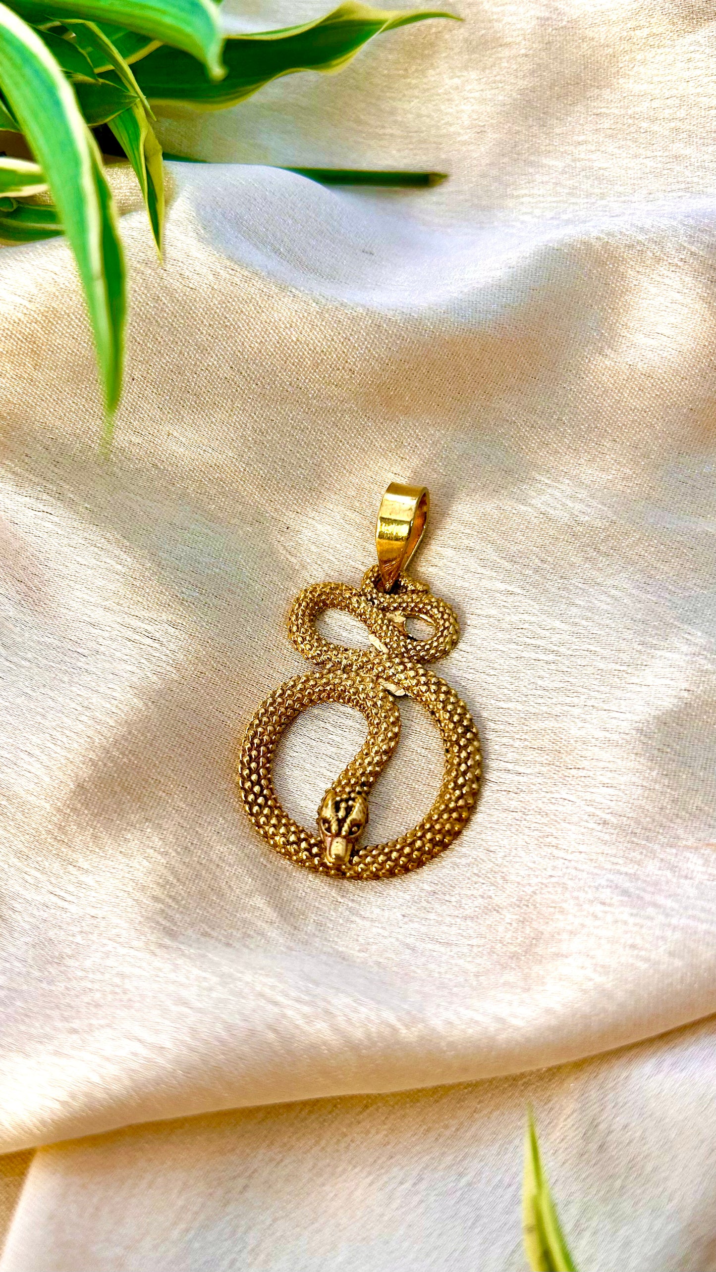 Serpent Infinity Pendant – Timeless Power & Elegance