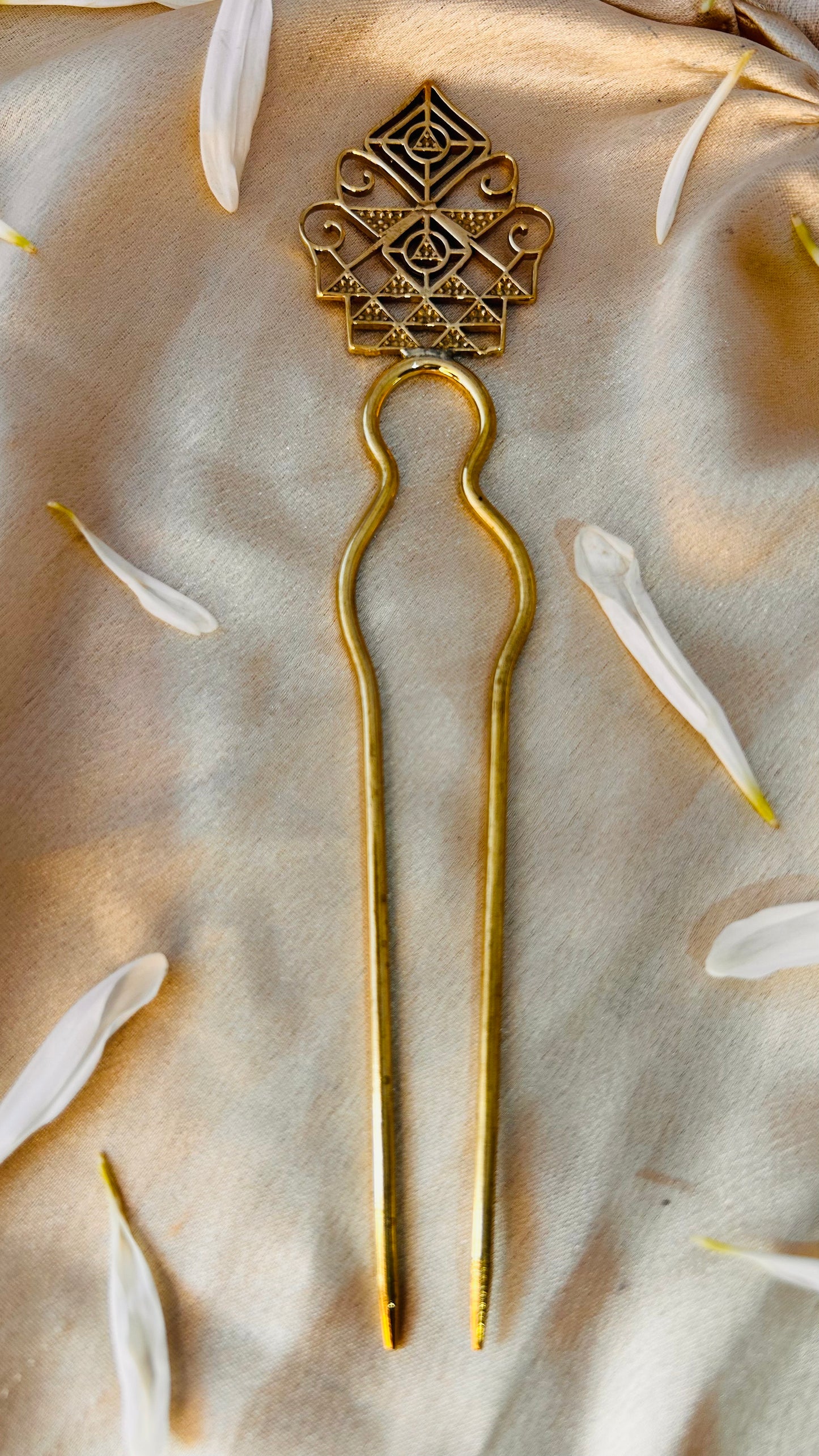 “Heritage Gold Geometric hair fork”