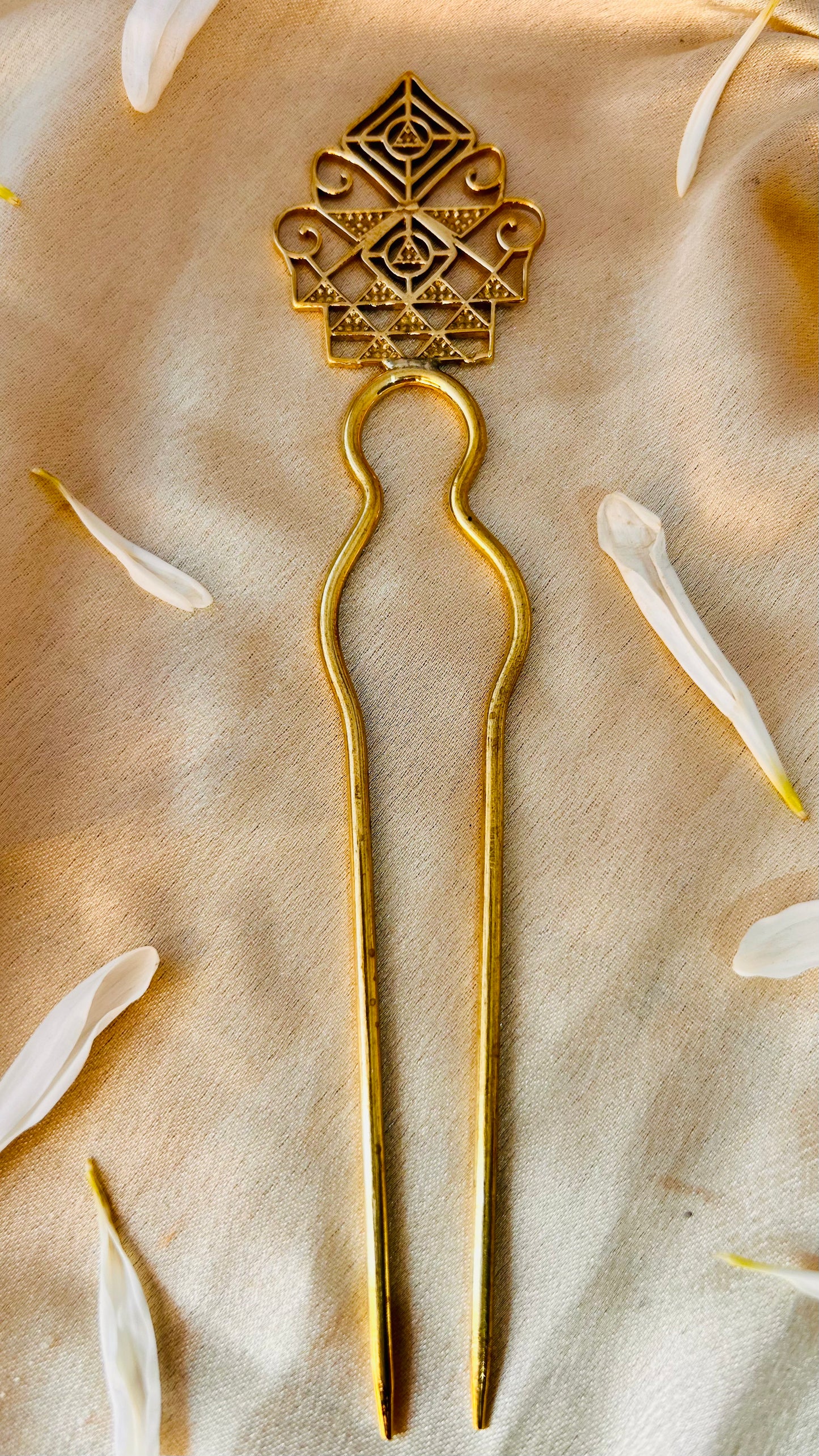 “Heritage Gold Geometric hair fork”