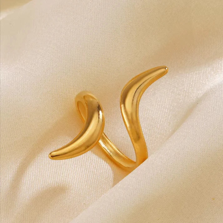 “Luna Flow” – Sculpted Wrap Ring