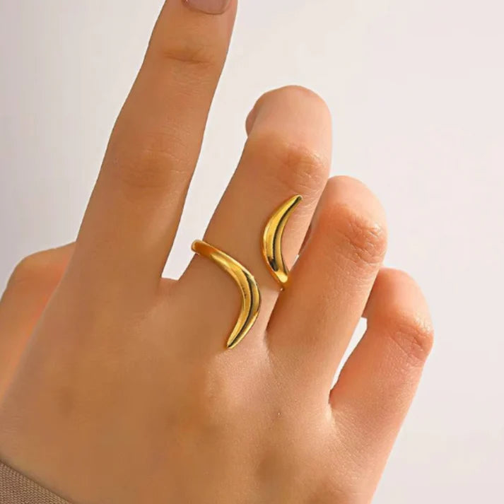 “Luna Flow” – Sculpted Wrap Ring