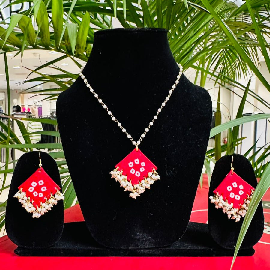 “Bandhani Blossom – Handcrafted Pearl & Bead Necklace Set”