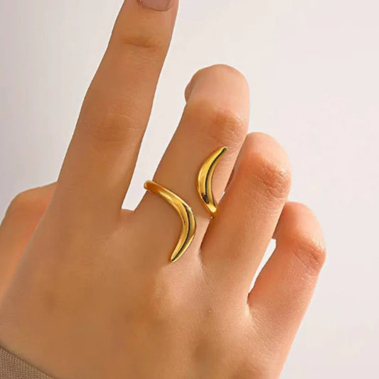 “Luna Flow” – Sculpted Wrap Ring